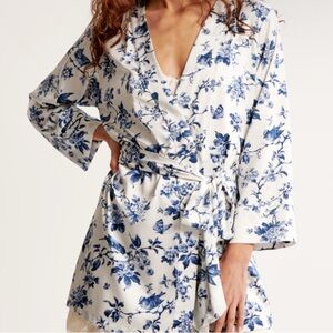 Satin robe S/M NWT